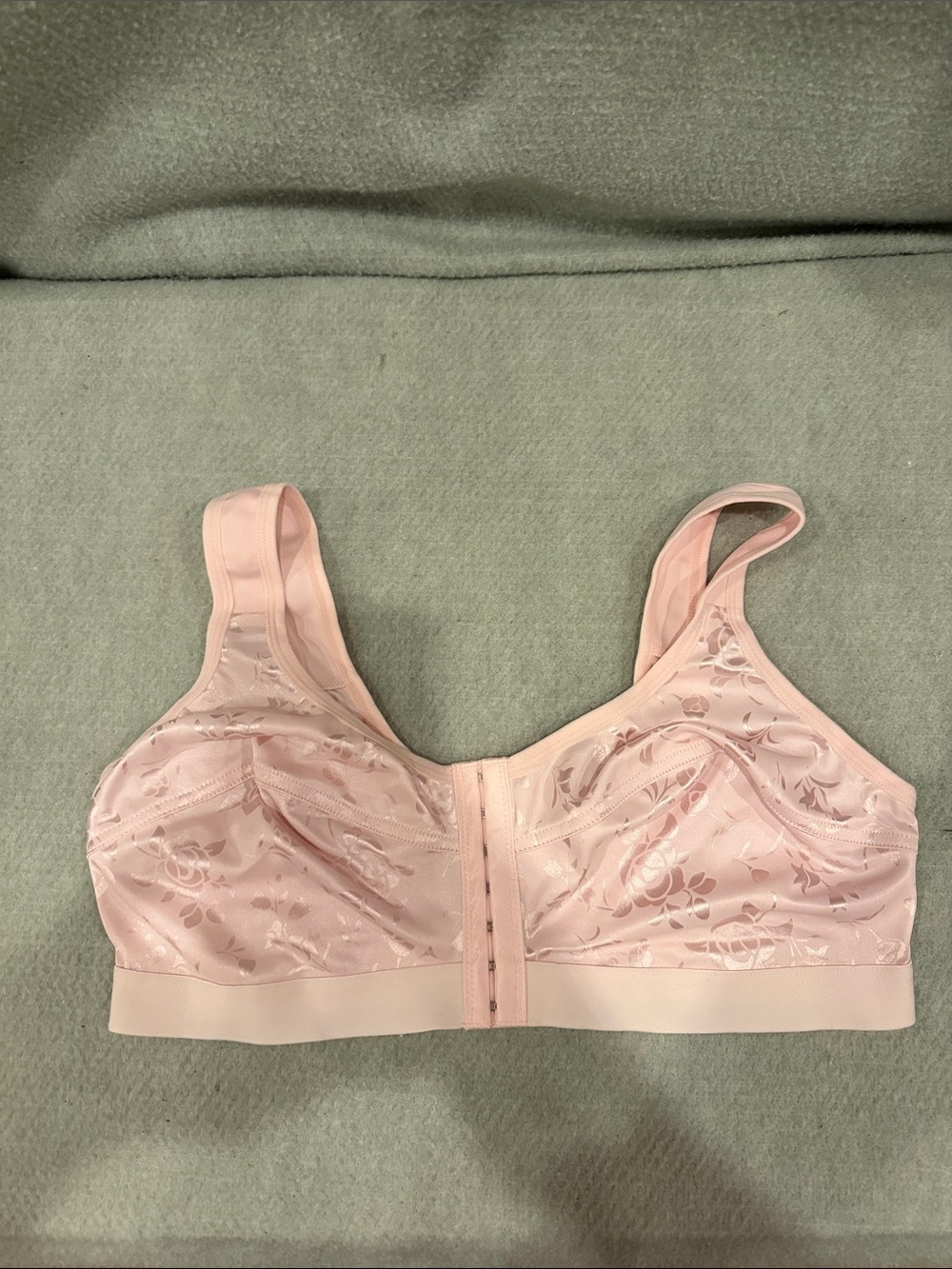 Front‑Closure Soft Support Bra in Pale Pink
